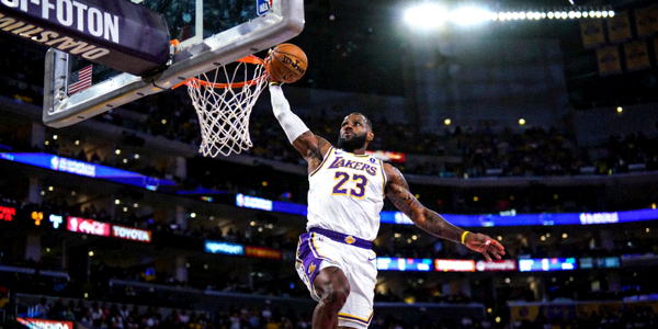 NBA篮球明星勒布朗·詹姆斯扣篮精彩瞬间